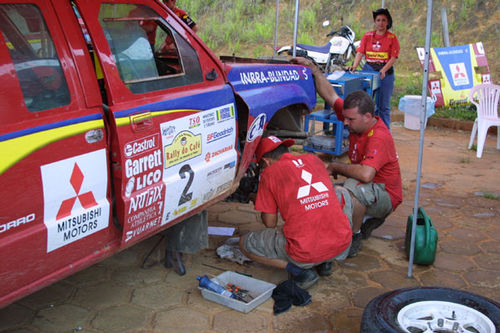 Carro de Ulysses Bertholdo passa por revisão durante a etapa deste sábado (foto: Marcelo Krings)