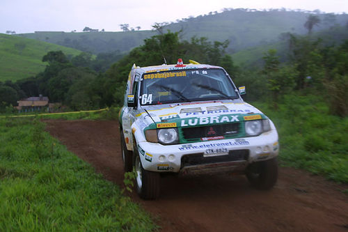 Mitsubishi Evolution de Klever e Lourival correndo na chuva forte que caiu em Cássia (MG) (foto: Marcelo Krings)