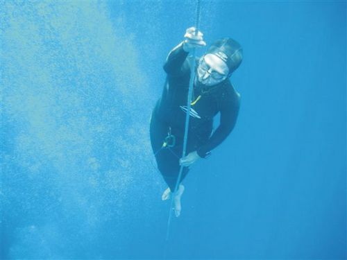 Karol Meyer tem o segundo recorde mundial  com 7min18 debaixo d´água (foto: Divulgação)