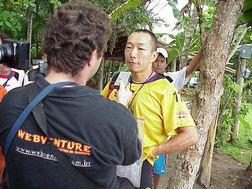 Makoto entrevistado na EMA 2000  quando terminou em terceiro lugar. (foto: André Chaco / Arquivo Webventure)