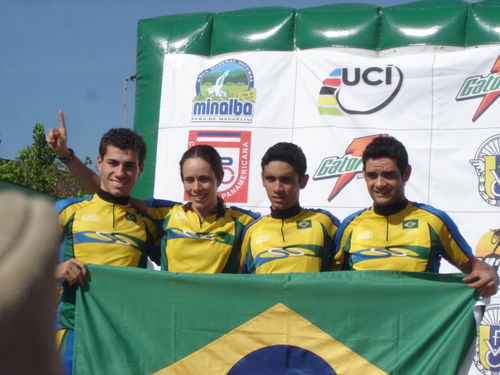 Brasileiros são ouro no revezamento de MTB (foto: Luana Barosi)