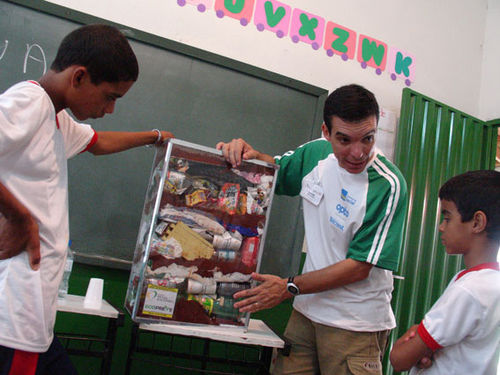 Crianças aprendem sobre decomposição de materiais (foto: Divulgação)