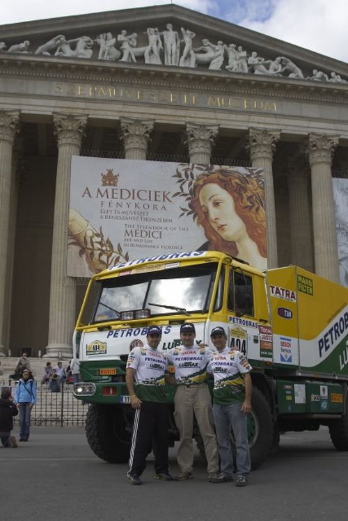 Equipe do caminhão brasileiro antes da largada (foto: Divulgação)