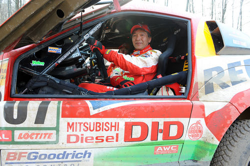 Masuoka (foto) e Maimon faziam reparos no veículo (foto: Divulgação/ Mitsubishi)