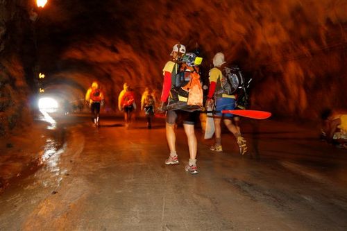 Túnel levou atletas até a largada (foto: Alexandre Socci)