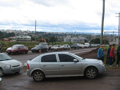 Carros fazem fila para entrar no estacionamento do super-prime (foto: Marcelo Iglesias)