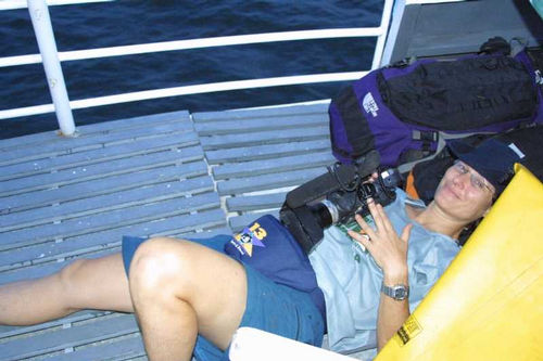 Renata Falzoni descansa no barco rumo a largada. Saber aproveitar as mínimas oportunidades para descansar é importante. (foto: Gustavo Mansur)