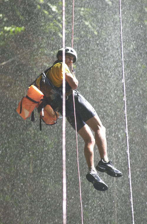 Atleta durante o rapel no PC 9. (foto: Agência Fotosite)