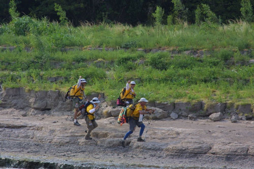 Equipe atravessa no primeiro trekking da prova a mata que cobre as regiões de devastação mais antiga na Amazônia do Pará. (foto: Gustavo Mansur)