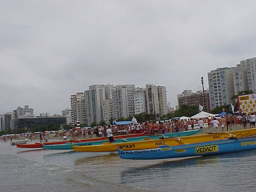 Canoas enfileiradas na Ponta da Praia. (foto: Luciana de Oliveira)