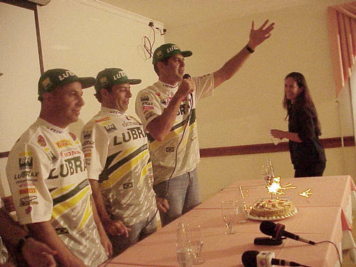 Despedida teve até bolo para comemorar os 15 anos da equipe no Dakar. (foto: Luciana de Oliveira)