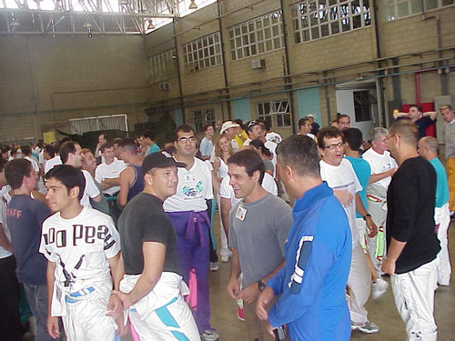 Atletas reunidos na base aérea de Taubaté. (foto: Luciana de Oliveira)