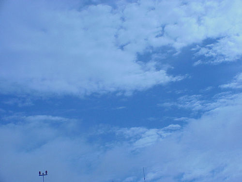 Nuvens não abriram muito espaço no céu de Taubaté. (foto: Luciana de Oliveira)