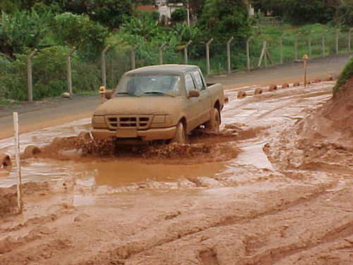 Chuva deixou a pista de <i>test-drive</i> mais emocionante. (foto: Caio Sanches / Ford)” /><br />
Chuva deixou a pista de <i>test-drive</i> mais emocionante. (foto: Caio Sanches / Ford)</div>
<p>Mais de 70 Picapeiros tiveram a chance de experimentar a nova Ford Ranger no último fim de semana (15 e 16/12), no Campo de Provas da Pirelli, em Sumaré (SP). O local possui duas pistas, uma de off-road, onde foram realizados os <i>test-drives</i> da picape e outra de asfalto.</p>
<p>Nos dois dias, o evento começou com o Welcome Coffee, onde os Picapeiros receberam instruções para as atividades do dia, que foram divididas em três Estações, cada uma com duração média de 1h15.</p>
<p>A Primeira Estação foi uma apresentação em sala de aula onde foram mostradas as principais mudanças da nova Ranger. A maior delas é o novo motor Power Stroke 2.8 L Turbo Diesel, o mais potente da categoria, produzido pela International Engines. Além de aumentar a performance, ele promete ser mais silencioso.</p>
<p>Já na Segunda Estação a apresentação foi estática, apontando mudanças externas e internas no veículo, observadas e explicadas aos participantes do evento.</p>
<p><b>Ação</b> – Por fim, na Terceira Estação, os Picapeiros fizeram o tão esperado test-drive. A primeira volta na pista de off-road foi dada juntamente com o instrutor, que explicou o percurso e o porquê de se utilizar as trações 4×2, 4×4 High e 4×4 Low. Logo após a primeira volta, cada um dos participantes pôde experimentar a nova Ranger 2002.</p>
<p>A chuva que caiu no sábado e no domingo reforçaram as emoções do roteiro. O circuito incluia subidas, descidas, curvas acentuadas, buracos e muita lama – para a alegria dos fãs de off-road. Uma volta demorava, em média, 15 minutos.</p>
<p>Ao todo, 33 pessoas compareceram ao evento no sábado e 40, no domingo. Elas e todos os demais consumidores poderão encontrar a Ford Ranger 2.8 L Diesel nas concessionárias Ford a partir de janeiro de 2002.</p>
<p><strong><em>Este texto foi escrito por: Webventure</em></strong></p>
<div class=