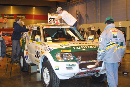 Carro do piloto Klever Kolberg é adesivado na vistoria em Arras. (foto: Ricardo Ribeiro)