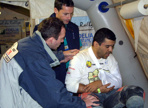 Marcelo Quelho é atendido pela equipe médica do rali. (foto: Ricardo Ribeiro)