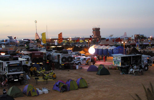 Acampamento onde competidores vão descansar em Tan Tan. (foto: Ricardo Ribeiro)