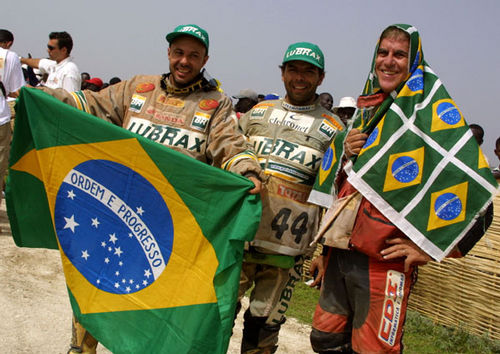 Da esq para dir: Mingione comemora o título com os colegas Juca Bala e Luizão Azevedo. Esses foram os brasileiros que completaram o Dakar em moto. (foto: Ricardo Ribeiro)