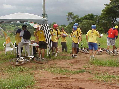 Garotada se refrescando em um dos postos de controle (foto: Samir Souza)