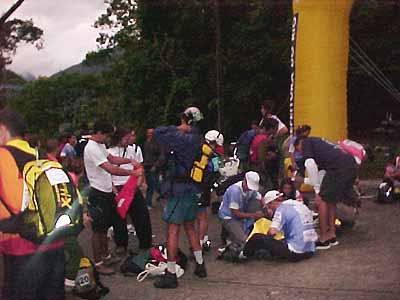 Antes da largada  equipes fazem os últimos preparativos. (foto: André Pascowitch)