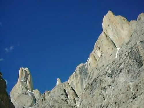 Great Trango (dir) e Trango Tower  situadas no Paquistão. (foto: Waldemar Niclevicz)