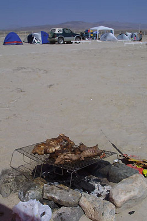 Um churrasco de cordeiro em pleno deserto (foto: Gustavo Mansur)