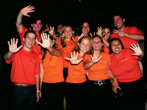 A turma do <i>Webventure</i> comemora os cinco anos. (foto: Maurício Fun Jump)” /><br />
A turma do <i>Webventure</i> comemora os cinco anos. (foto: Maurício Fun Jump)</div>
<p>O aniversário de 5 anos do <i><b>Webventure</b></i> foi comemorado ontem, numa festa que reuniu amigos e parceiros no Kintamani, em São Paulo. Atletas, organizadores, empresários que apostam na aventura e colaboradores dos primeiros anos do portal prestigiaram o evento.</p>
<p>Entre os praticantes, o montanhismo marcou presença com alguns de seus principais nomes. Estavam lá a atual campeã brasileira Paloma Cardoso, <i>Personalidade Webventure</i>, acompanhada de Eduardo Carceroni (Casa de Pedra), de sua irmã Janine – outra fera da modalidade e também jornalista da recém-lançada revista Headwall -, do proprietário da Casa de Pedra e <i>Colunista Webventure</i> Alê Silva, de André Berezoski (Belezinha), campeão brasileiro em 2000, e outros escaladores da Casa de Pedra.</p>
<p><b>O “homem do Aconcágua”</b> – Ainda recebendo os parabéns pela histórica façanha de ser, ao lado de Vítor Negrete, o primeiro brasileiro a chegar ao cume do Aconcágua pela face sul, o alpinista Rodrigo Raineri veio de Campinas (SP) para participar da festa. “O Vítor não pôde vir porque viajou para a Argentina, foi buscar o carro dele”, justificou Raineri lembrando que a dupla preferiu fazer a viagem por terra até Mendonza, no país vizinho ao Brasil. Eles chegaram ao cume do Aconcágua em 2 de janeiro deste ano.</p>
<p>Paulo e a Helena Coelho, também <i>Colunista Webventure</i>, e Rosita Belinky, outra parceira desde as origens do portal, também participaram animados do bate-papo entre escaladores.</p>
<p><b>Sucesso</b> – A turma do Verticália, circuito de arvorismo montado pela Alaya Expedições, veio de Brotas (SP) para curtir a festa e aproveitou para comemorar o sucesso desta novidade com o idealizador Jean Claude Razel, outro <i>Colunista Webventure</i>.</p>
<p>Também de Campinas, Ricardo Pettená, proprietário da Azul do Vento – Escola de Pára-quedismo, marcou presença e confirma que os preparativos para a tentativa de recorde mundial na modalidade estão seguindo em Maceió (AL). “Está quase tudo pronto e um dos aspectos mais importantes é que estamos tendo todo o apoio do governo e da prefeitura”, adianta. O evento está previsto para março e terá a cobertura oficial do <i>Webventure</i>.</p>
<p>Ainda no pára-quedismo, contamos com o pessoal da Fun Jump, escola em Boituva (SP), que realizou com o portal a promoção “Clique e Salte”, entre novembro de 2001 e janeiro passado, oferecendo saltos duplos aos nossos internautas.</p>
<p>Do rafting e da canoagem, não faltou a <I>Personalidade Webventure</I> Roberta Borsari, que ultimamente tem se dedicado às canoas havaianas, modalidade na qual tornou-se campeã do ranking brasileiro 2001 em dezembro passado.</p>
<p><strong><em>Este texto foi escrito por: Webventure</em></strong></p>
<div class=