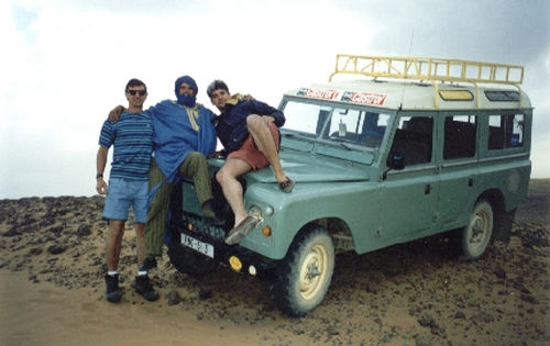 Carlos Sposito  um bérbere e Marcos Sposito no Saara. (foto: Arquivo pessoal)