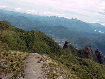 A exuberante Serra dos Órgãos foi o cenário do primeiro dia de prova (foto: André Pascowitch)