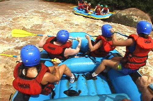 Renata Falzoni embarca com sua câmera no rafting no rio dos Peixes (foto: Renara Falzoni)