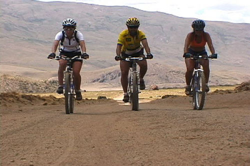 Os ciclistas pedalam no alto da cordilheira andina  a mais de 2.400m de altitude (foto: Renata Falzoni)