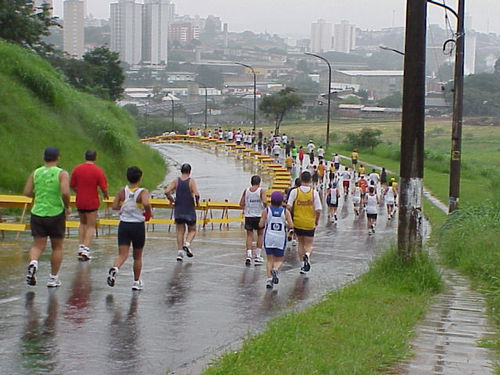 Chuva durante todo o percurso (foto: Harry Thomas)