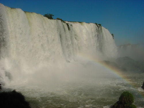 O poder e a beleza das Cataratas atraem milhares de turistas (foto: Divulgação)