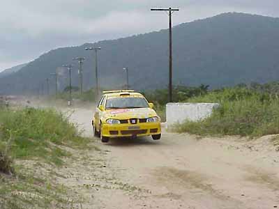 Carro de Marcos Marcola/Sergio Tarcísio acelera na trilha. (foto: Divulgação/R.Leme)