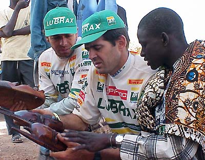 Juca (esq) e Klever  seu companheiro na equipe BR Lubrax  passearam ontem por Bakel  no Senegal (foto: Ricardo Ribeiro/ ZDL/AE)