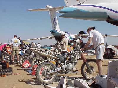 Mecânicos trabalham nas motos; dia de descanso só para pilotos. (foto: Ricardo Ribeiro/ ZDL/ AE)