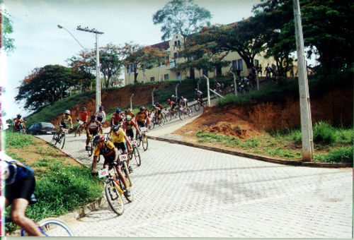 A largada aconteceu na Faculdade Ubaense Ozanam (foto: Papaléguas Sports/Divulgação)