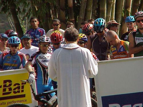 Padre Cristóvão dá a benção antes da largada. (foto: Luciana de Oliveira / Webventure)