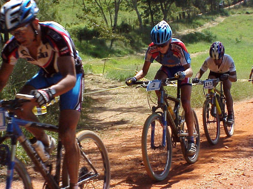 Ravelli (esq) seguido de perto por Albert Morgen no início da etapa da Ametur. (foto: Luciana de Oliveira)