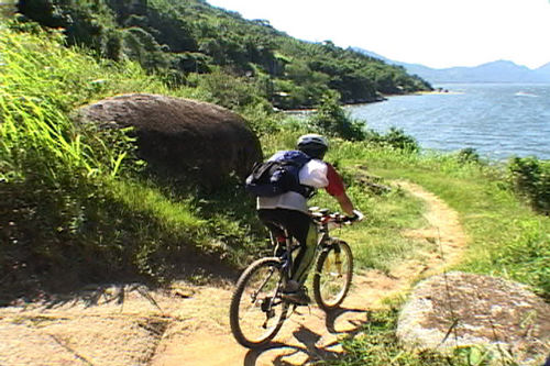 Inicio do percurso de moutain bike  pelas margens da Lagoa da Conceição  que exigiu muito esforço para carregar as bicicletas no calor de Floripa (foto: Renata Falzoni)