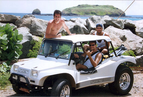 Rodrigo (ao centro) e os amigos no bugue  chegando em Fernando de Noronha. (foto: arquivo pessoal)