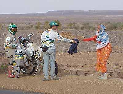 Jean  de capacete  troca posição com André Azevedo; irmãos estão fora do Dakar 2001. (foto: Ricardo Ribeiro/ ZDL/ AE)