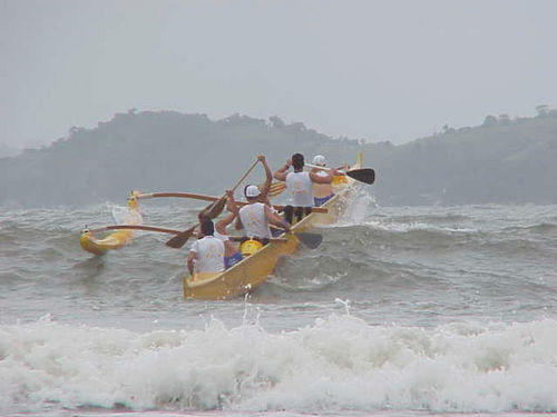 Equipe na água vai remar para a largada. (foto: Luciana de Oliveira / Webventure)