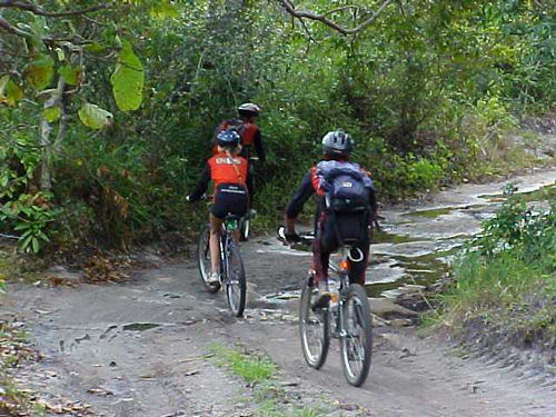 Os atletas enfrentaram 20 km de mountain bike (foto: Divulgação)