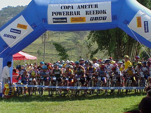 Categoria Elite alinhada para a largada na 1ª etapa. (foto: Luciana de Oliveira / Arquivo Webventure)