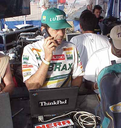 Klever ao telefone no dia de descanso; piloto passou a madrugada tentando arrumar o carro e não conseguiu. (foto: Ricardo Ribeiro/ ZDL/ AE)