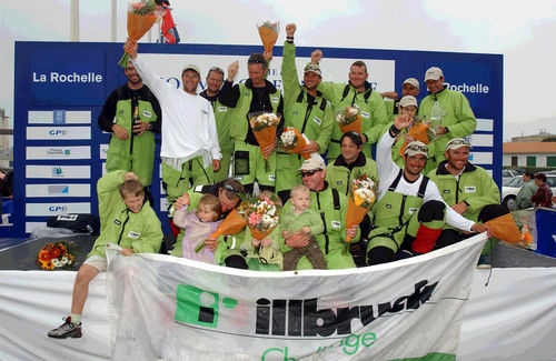 Tripulação do illbruck festeja o recorde na chegada a La Rochelle. (foto: Rick Tomlinson)