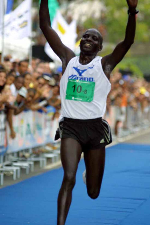 O queniano David Cheruiyot fecha o revezamento para a equipe africana (foto: Fernanda Paradizo)