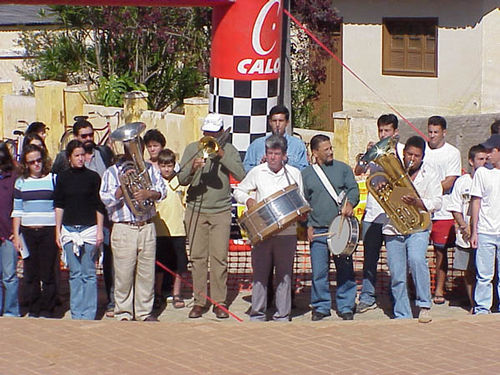 Banda da cidade toca o hino nacional antes da largada (foto: Caroline d´Essen)