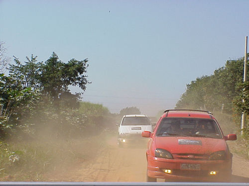 Picapes em trecho de terra na trilha. (foto: Camila Christianini)